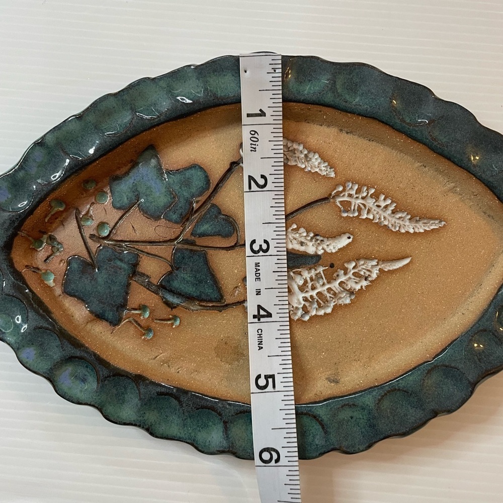 Studio Pottery Leaf Shaped Tray Scalloped Edge Herbal Motif 10” Signed KING - Picture 4 of 5